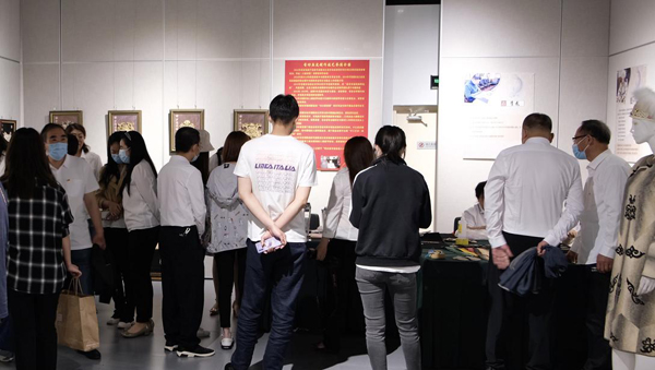 非遺文化綻放香坊 赫哲族魚皮藝術作品展演繹千年漁獵傳奇\n——一場跨界影視策劃的靈感盛宴